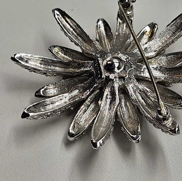 Vintage Monet Signed Silver Tone Brooch Pin Statement Large Flower or Sunburst ? - Picture 11 of 13